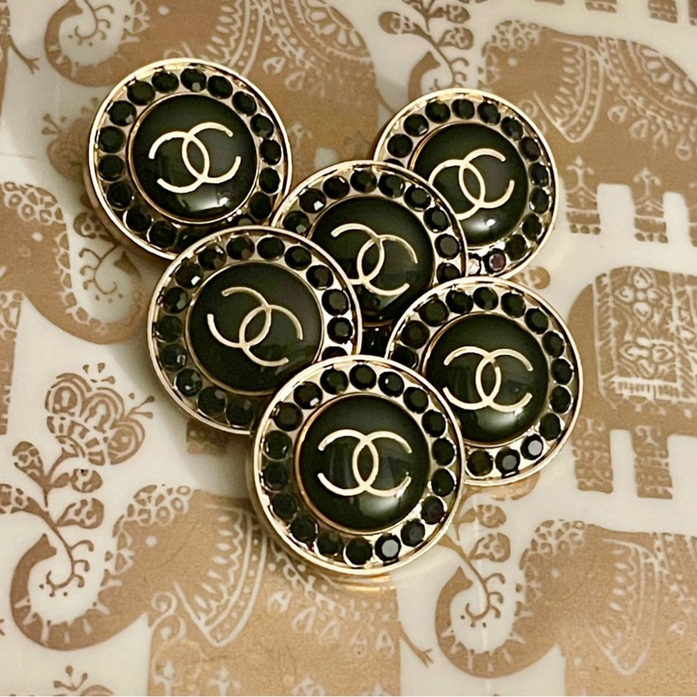Chanel Black Logo Embellished Button Set - Iconic CC Design